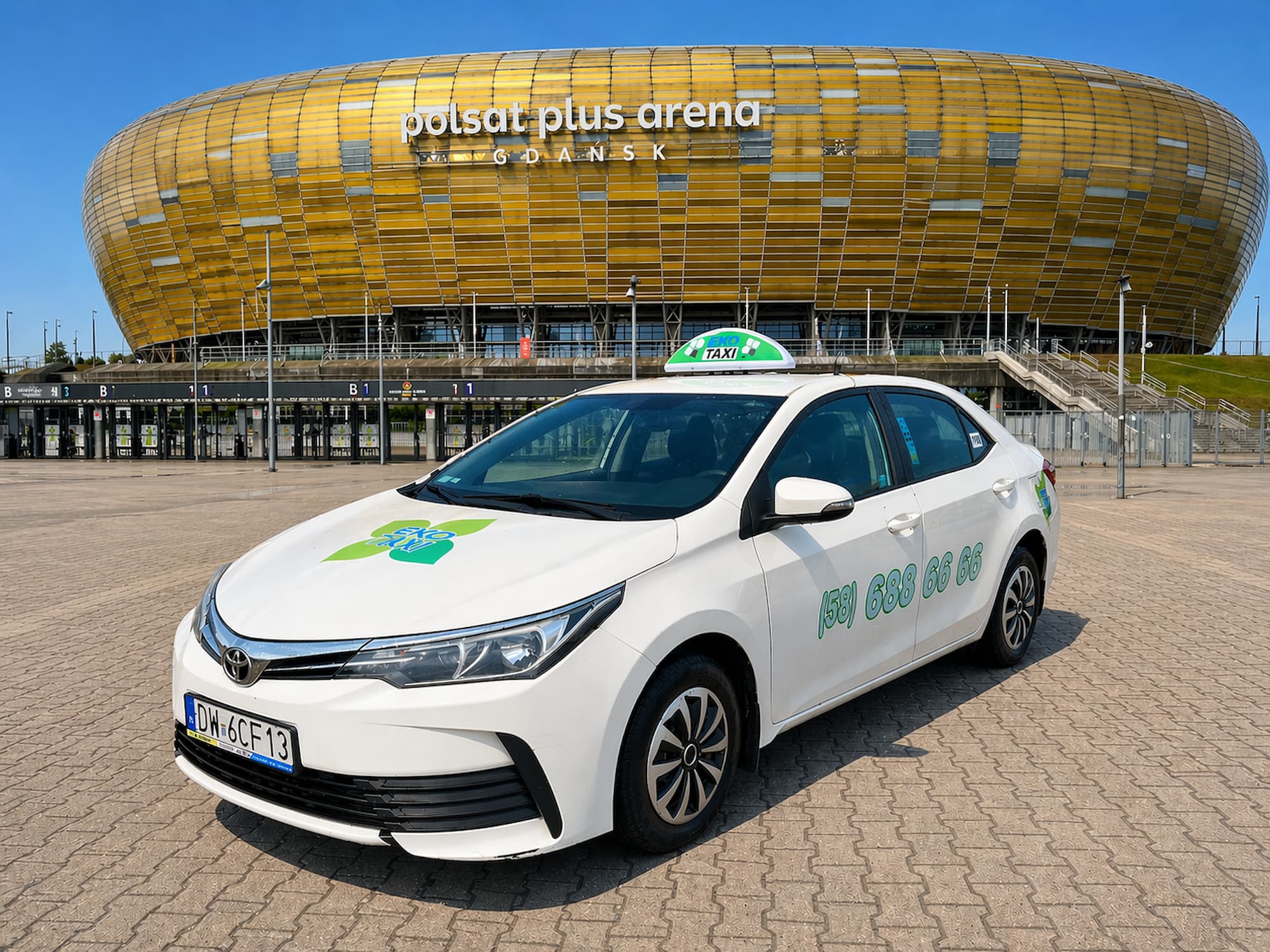 Taksówka Eko Taxi Gdańsk przed stadionem Polsat Plus Arena Gdańsk